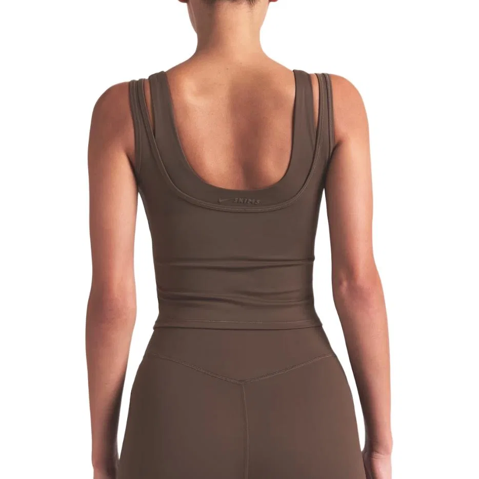 Женский топ без рукавов с двойными бретелями NikeSKIMS Matte, Dark Tan — фото 4