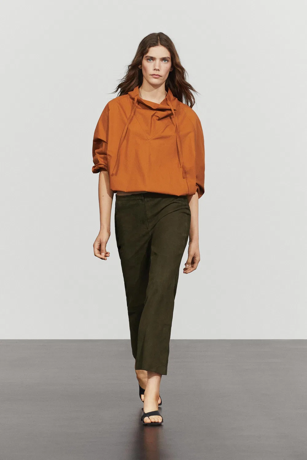 Брюки Massimo Dutti, из замшевой кожи, хаки — фото 2