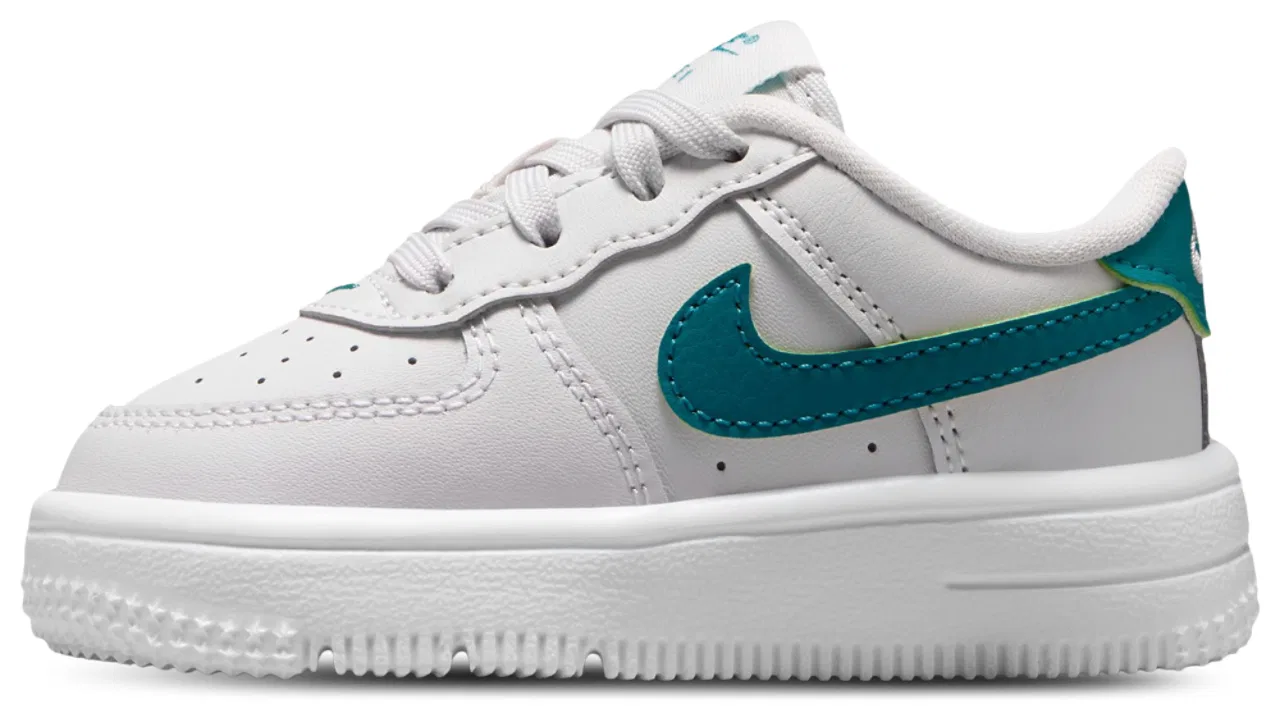 Кроссовки для мальчиков Air Force 1 Low Nike, цвет White/Multi — фото 2
