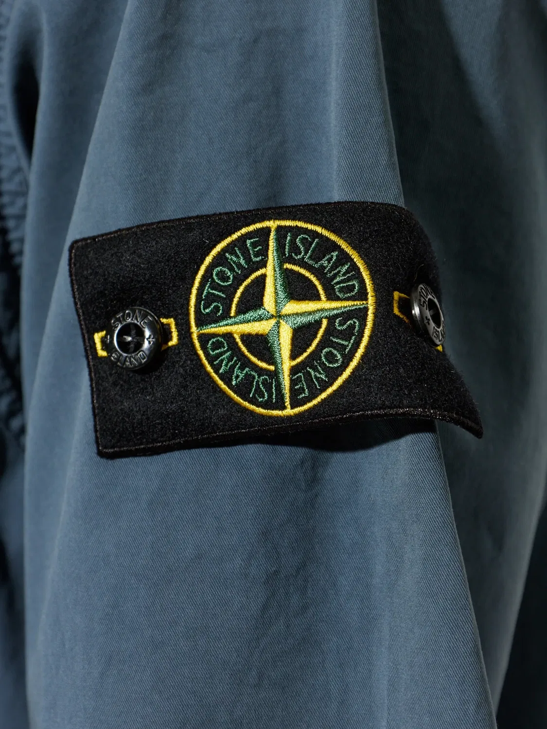 Рубашка с короткими рукавами с синей нашивкой Stone Island, синий — фото 2