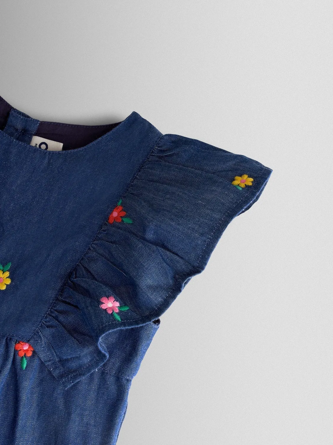Комбинезон с воланами на рукавах, Chambray Blue Embroidered Jojo Maman Bébé — фото 3