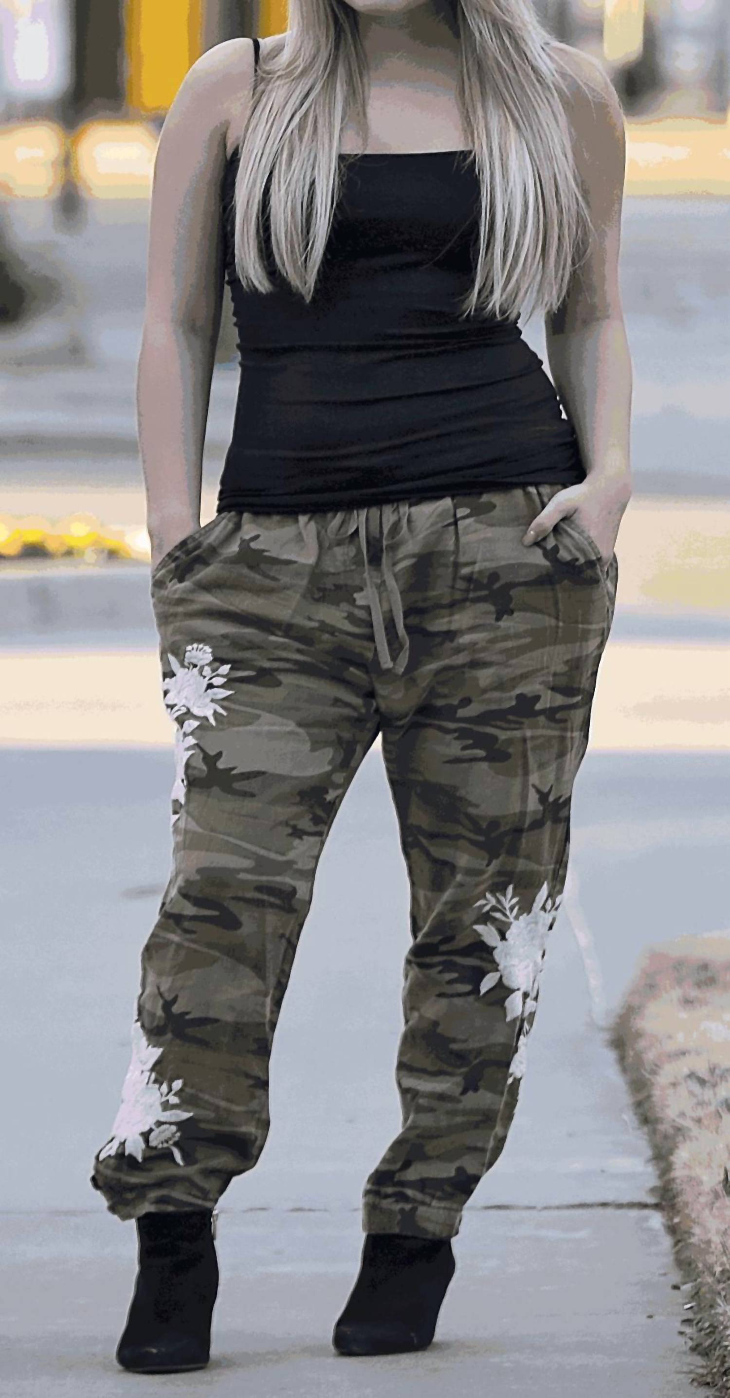 

Брюки Sadie Jogger в камуфляжном цвете Johnny Was, цвет camo
