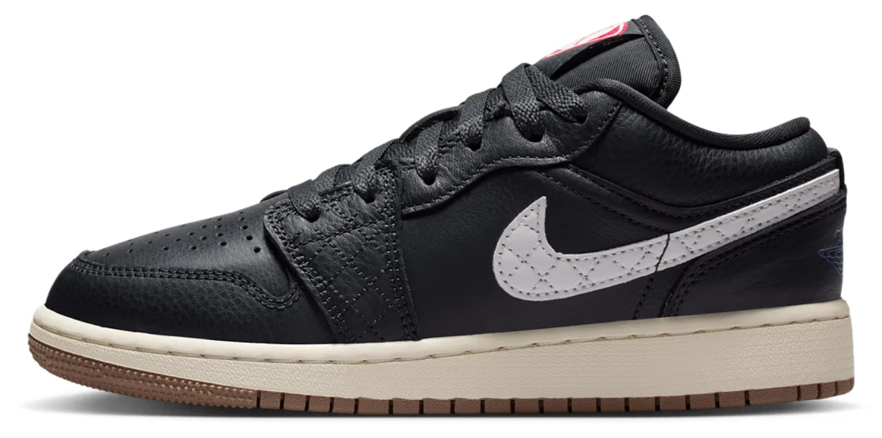 Детские кроссовки для мальчиков с кожаным верхом Air Jordan 1 Low SE Jordan, Off Noir University Red Sail — фото 2
