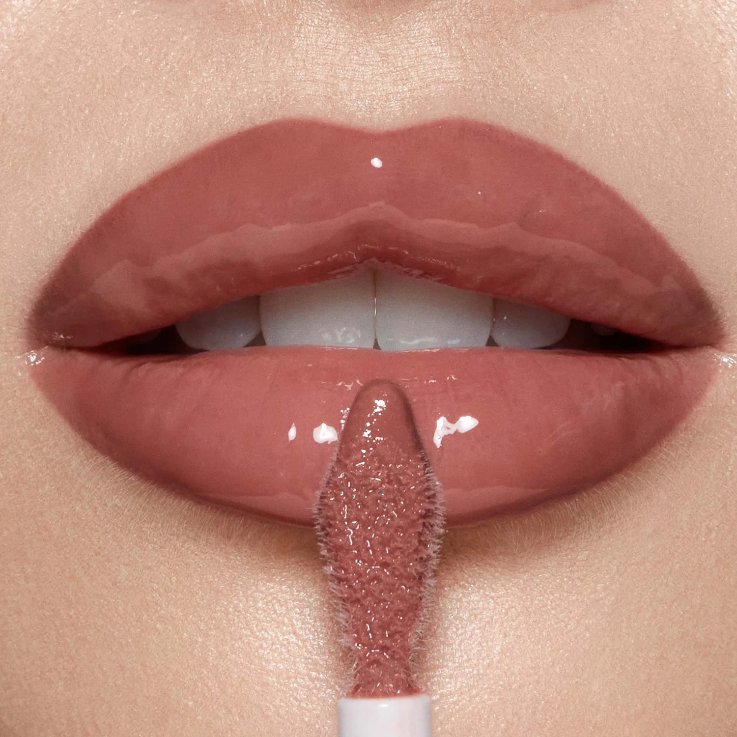 Объемный блеск для губ с эффектом увеличения Pillow Talk Big Lip Plumpgasm Charlotte Tilbury, Medium/Deep — фото 4