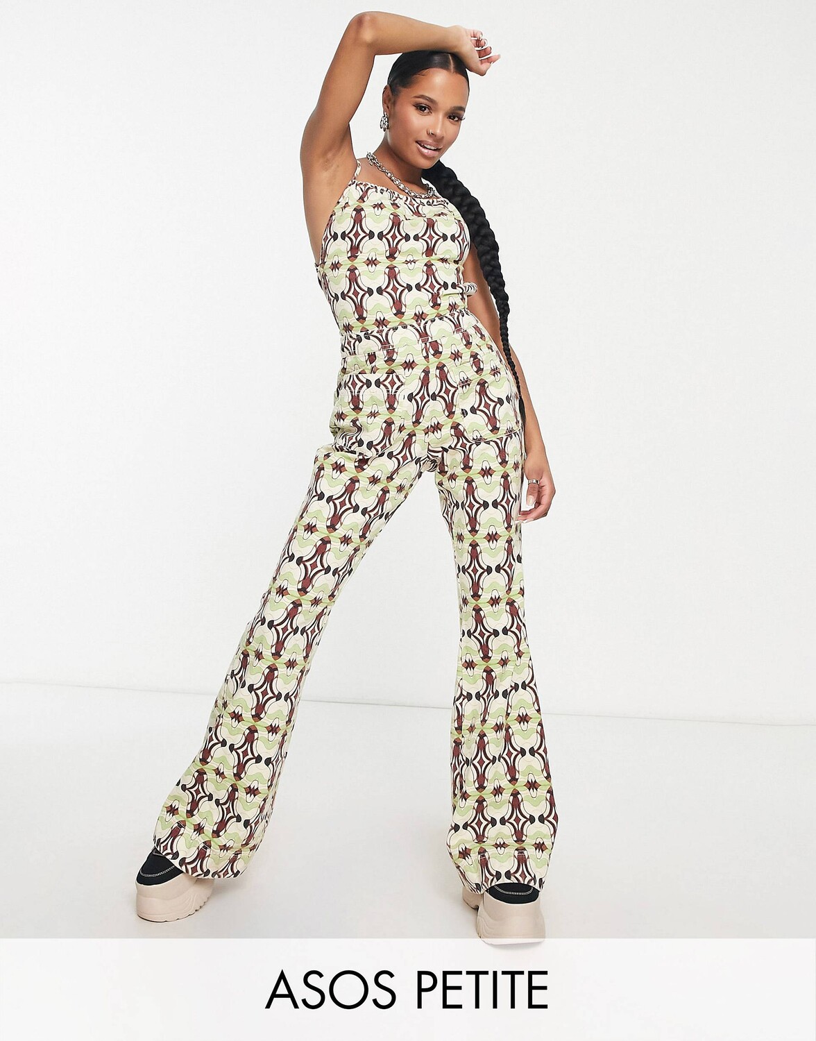 

Расклешенный комбинезон с горловиной и расклешенными штанинами ASOS DESIGN Petite с геопринтом ASOS DESIGN Petite