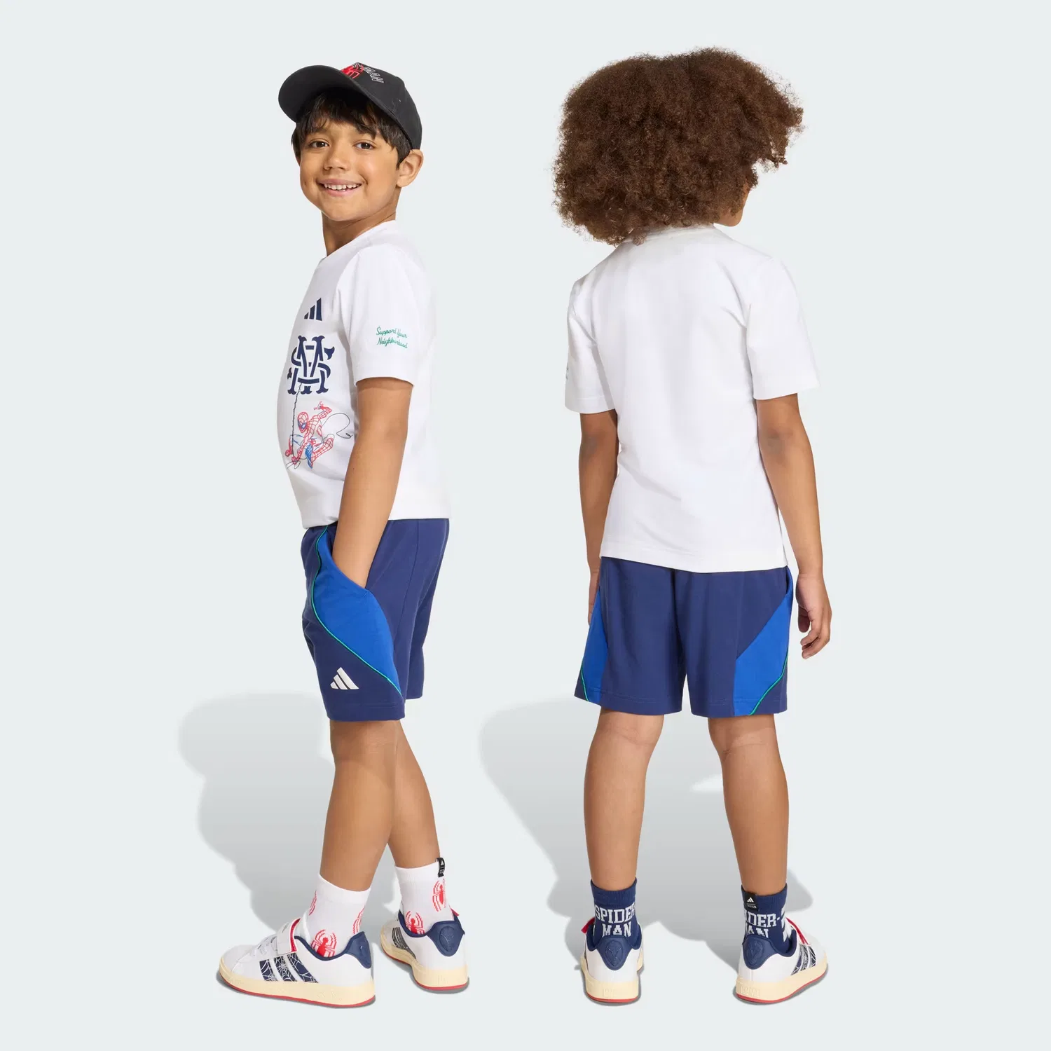 Детский комплект с принтом из футболки и шорт Marvel Spider-Man Adidas Sportswear, белый/темно-синий — фото 2