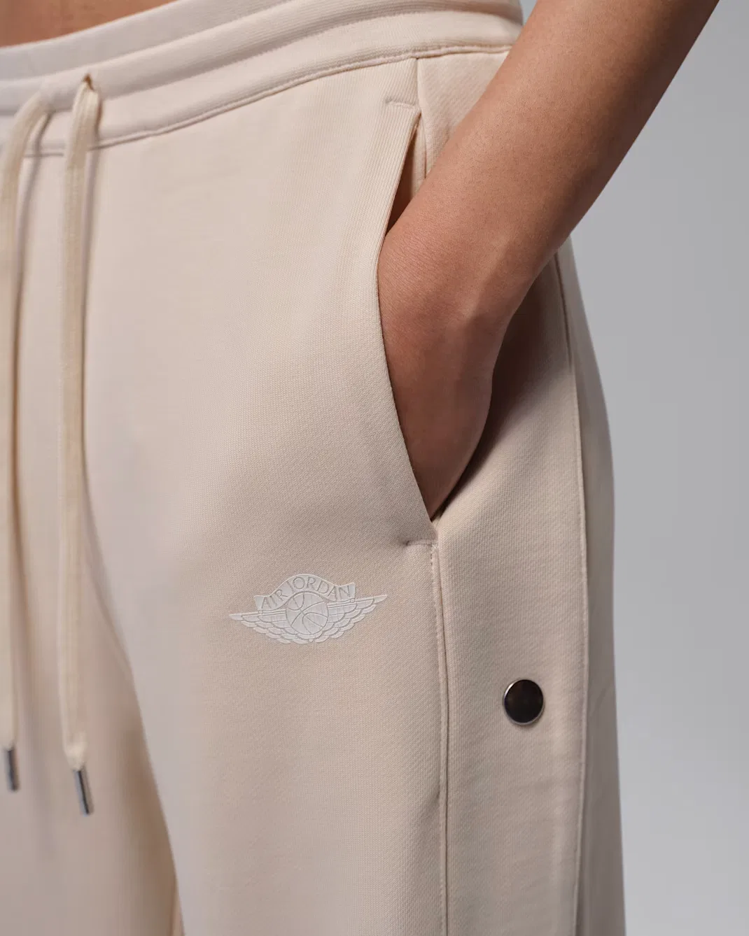 Женские брюки из французского трикотажа на кнопках Jordan Flight Fleece, Pearl White/Sail — фото 3