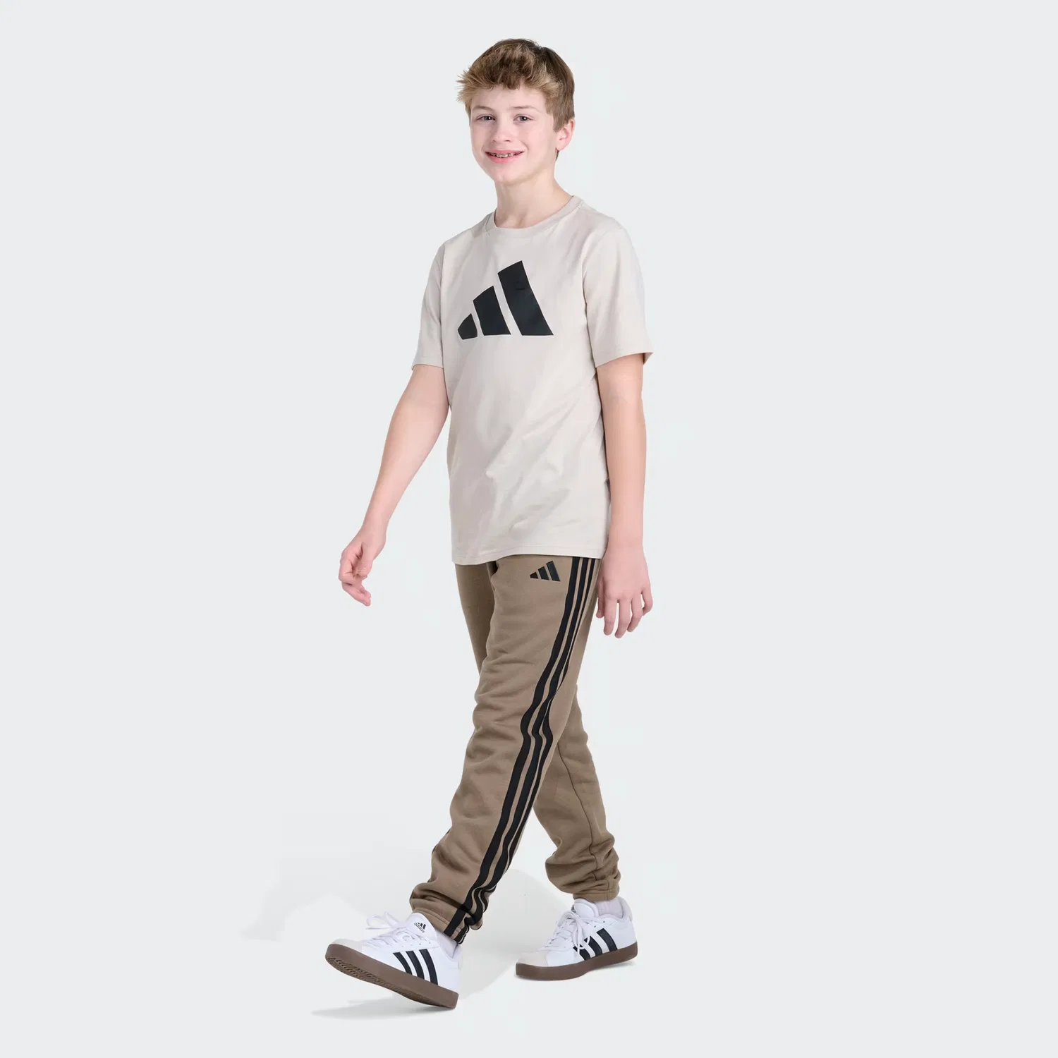 Детские брюки-джоггеры на флисе Essential 3-Stripe Adidas Sportswear, хаки — фото 2