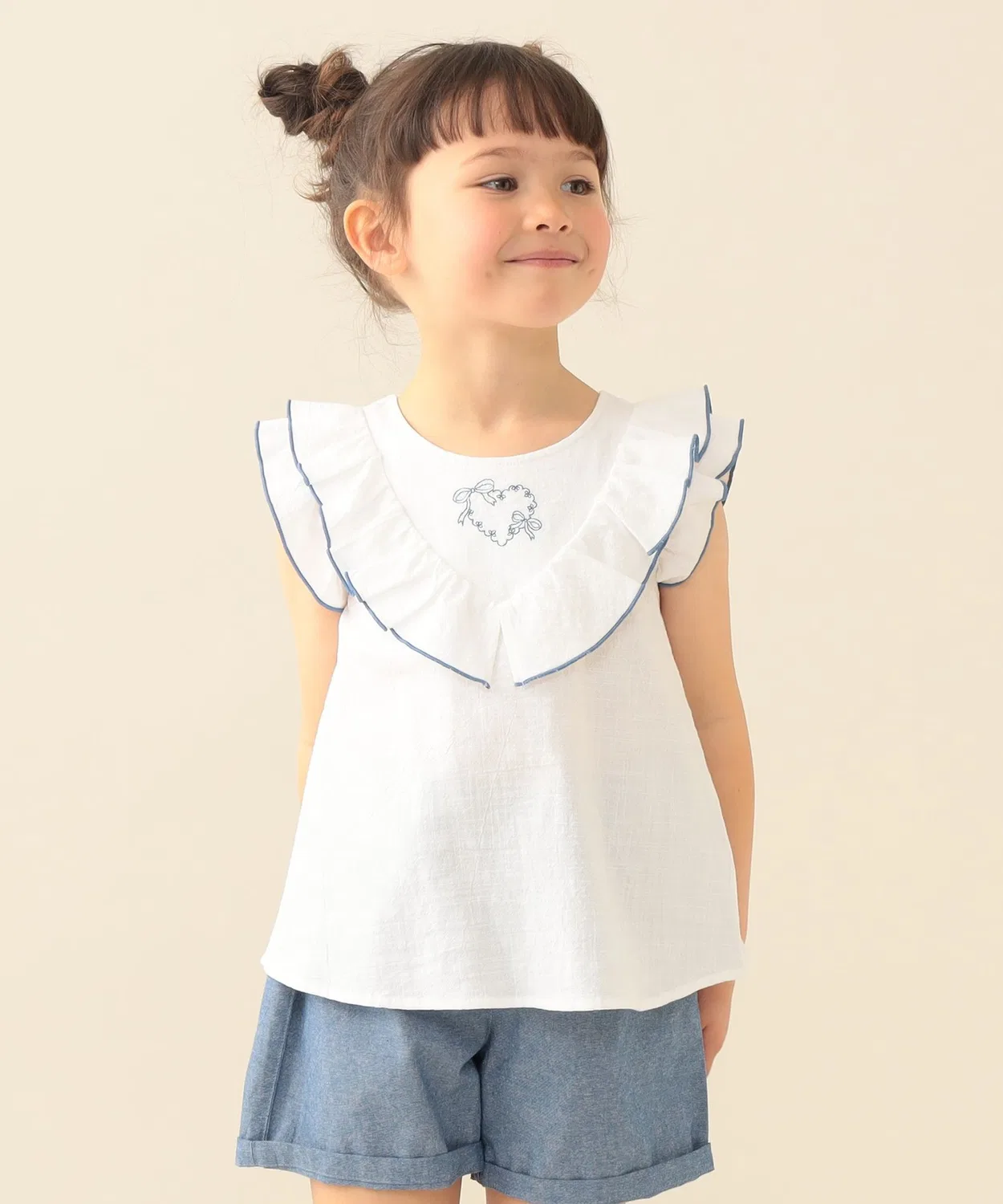 Детский комплект из блузки с фриллами и шорт с вышивкой сердцем Off White/Greyish Blue BEAMS mini, Белый/Серо-голубой — фото 2