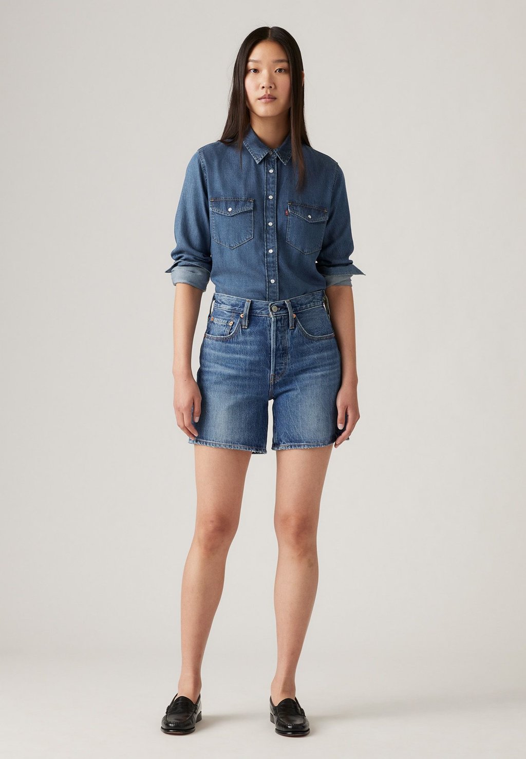 

Джинсовые шорты 501 MID THIGH Levi's, синий деним