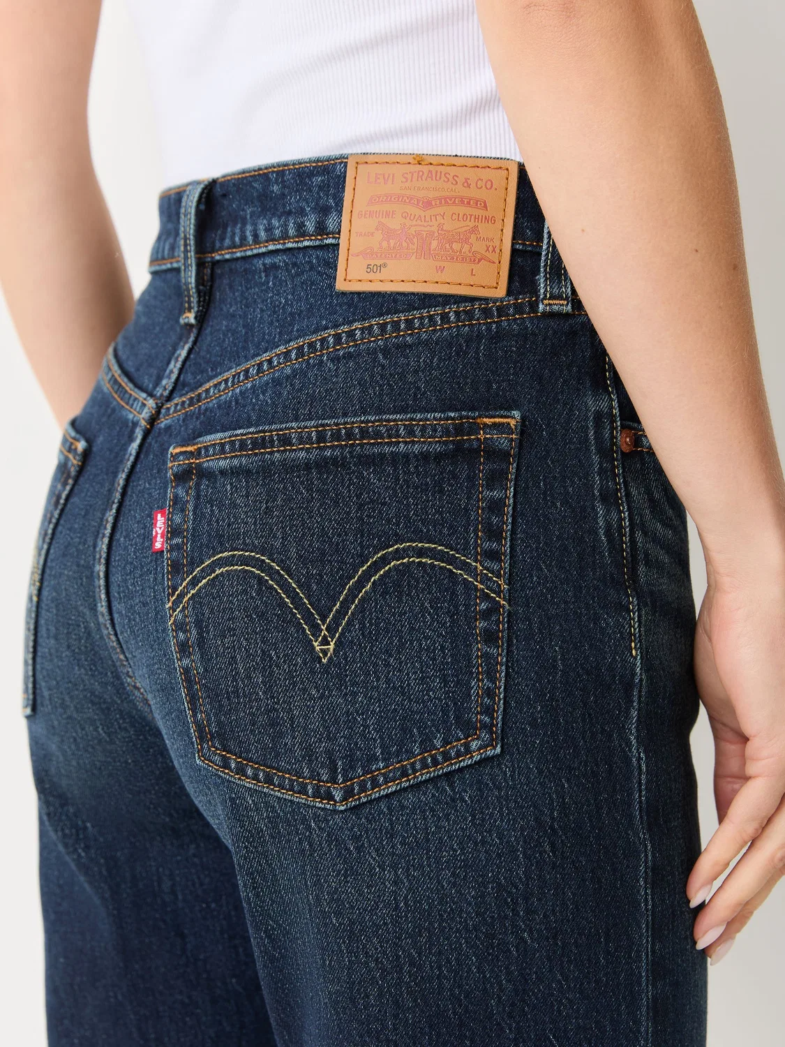 Оригинальные укороченные джинсы Levi's Blue 501 — фото 4