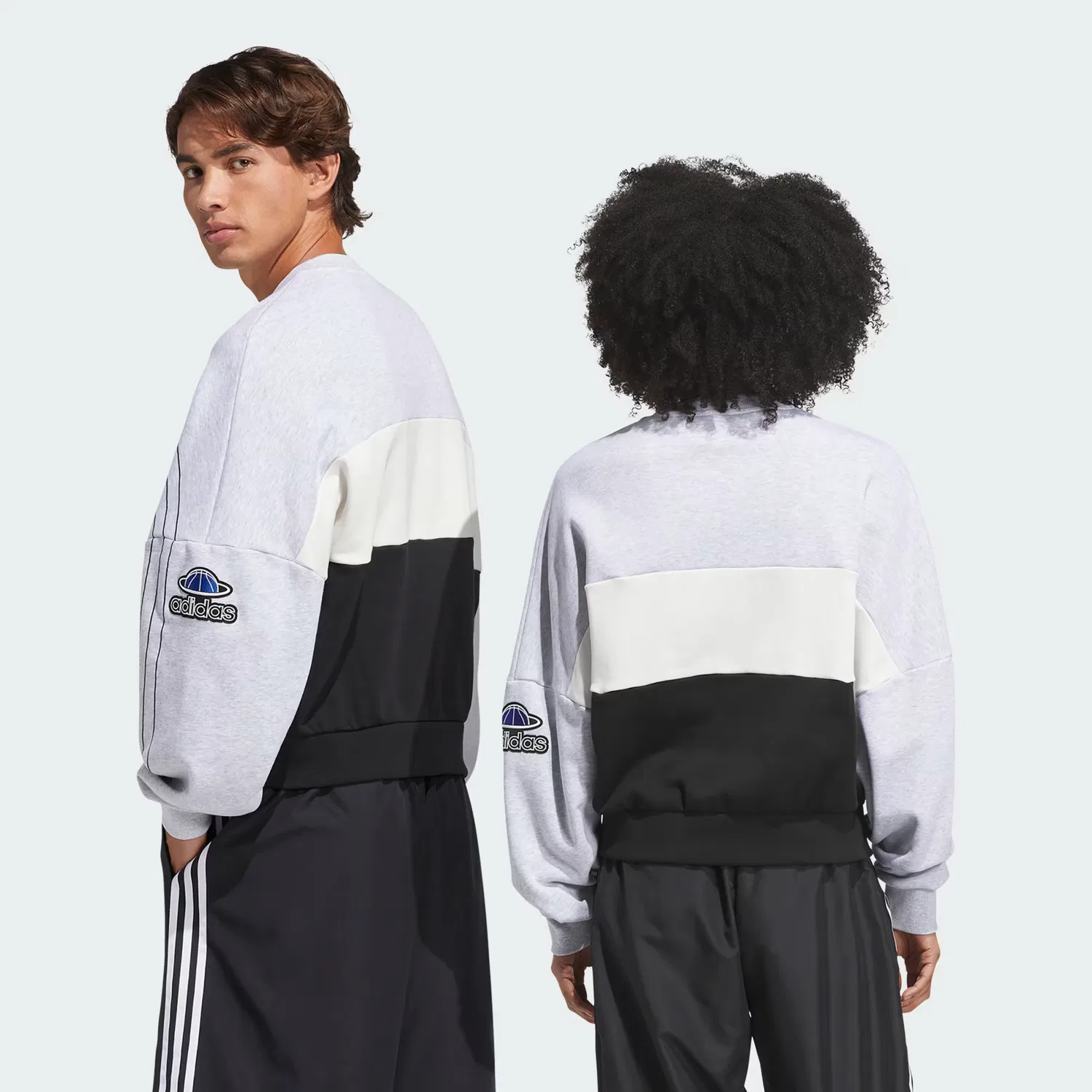 Свитшот унисекс оверсайз Varsity Crewneck Adidas Originals, светло-серый меланж/белый/черный — фото 2