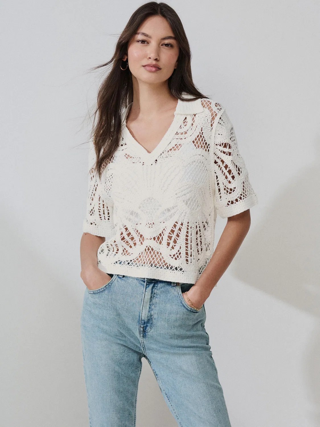 Полочная кофта с крючком, открытый воротник, модель Crochet Knit Open Neck Polo Top Next, цвет экрю — фото 2