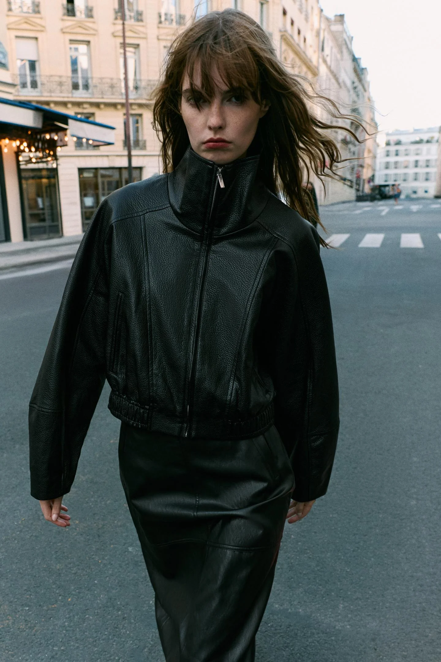 Куртка Zara укороченная с эффектом кожи, черный