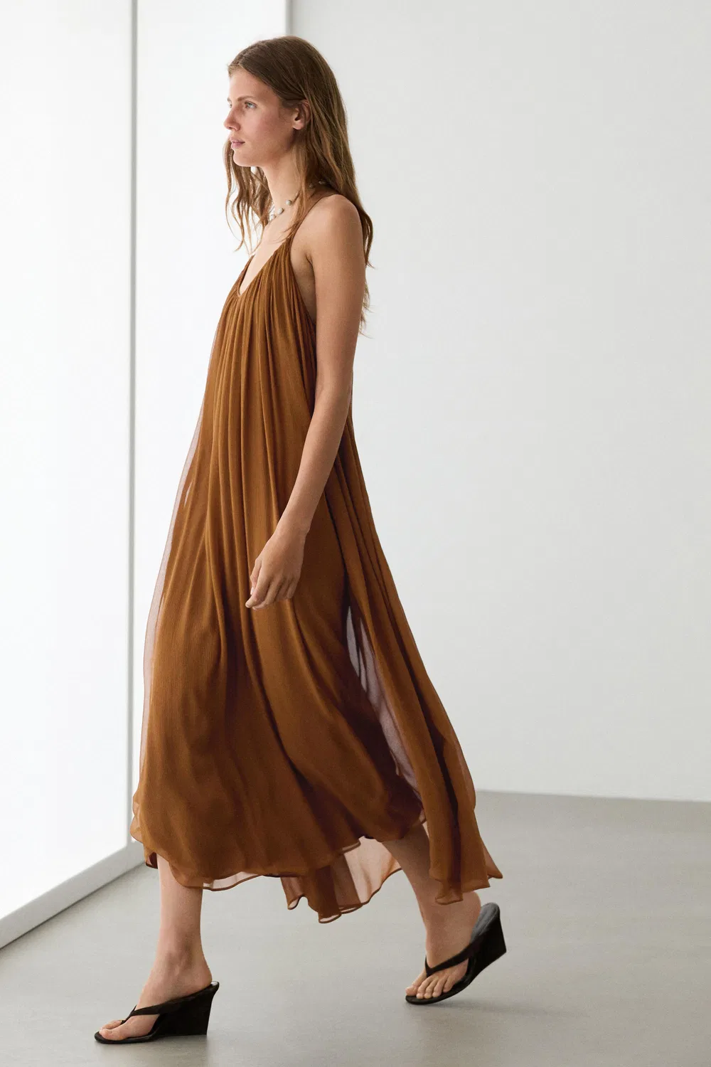 Платье миди из 100% шелка со сборками Massimo Dutti, Mole Brown — фото 2
