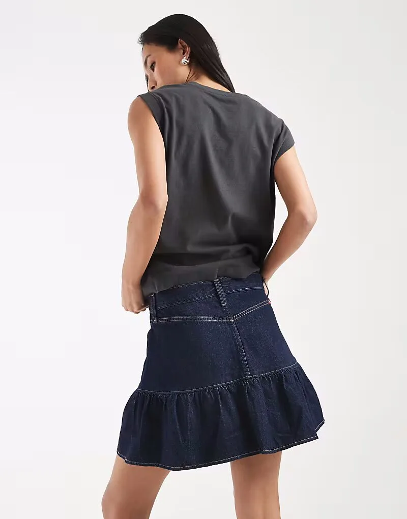 Джинсовая мини-юбка Levi's с оборками, выцветший черный цвет — фото 4