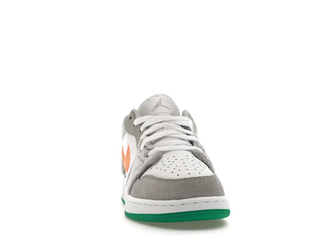 Детские кроссовки Lifestyle с принтом моркови Jordan 1 Low SE Rabbit Jordan, Light Smoke Grey/Total Orange-White-Stadium Green — фото 2