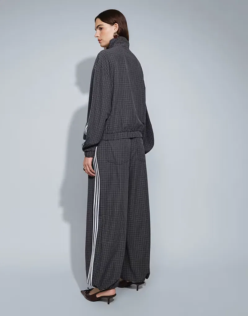Свободные брюки Adidas Originals в черную клетку — фото 4