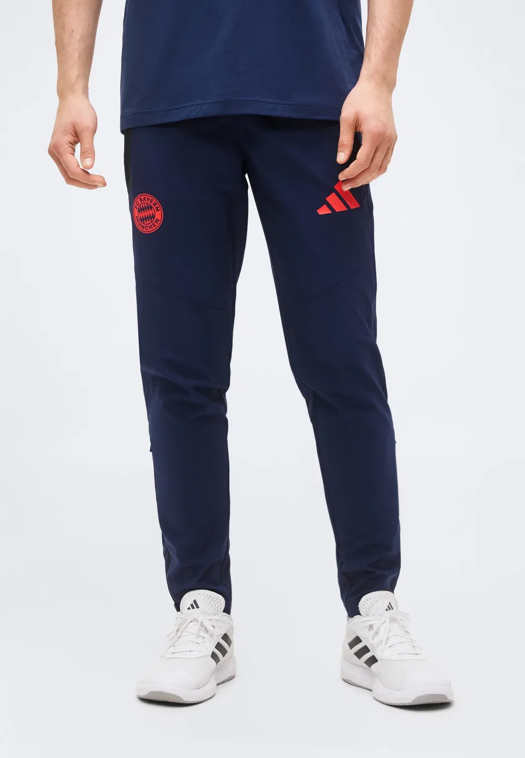 Брюки для путешествий ФК Бавария Мюнхен Tiro - клубная одежда Adidas Performance, Night Indigo/Hi-Res Red