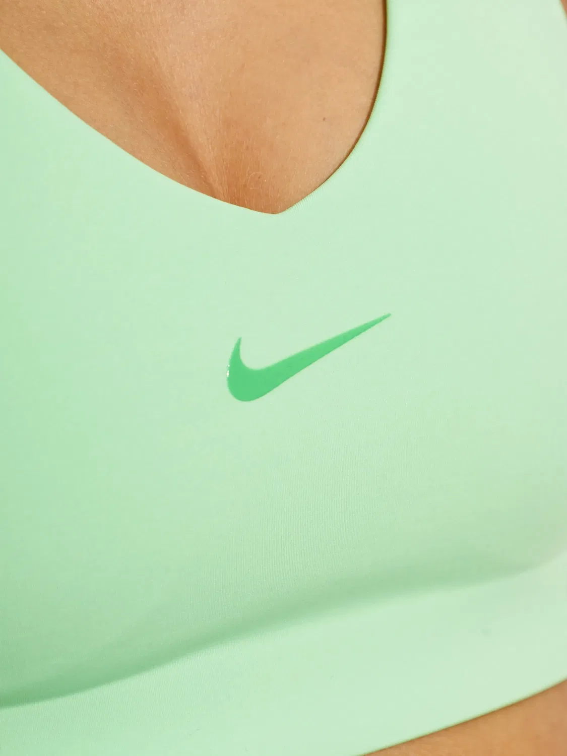Спортивное бра с логотипом зеленое Nike, зеленый — фото 2