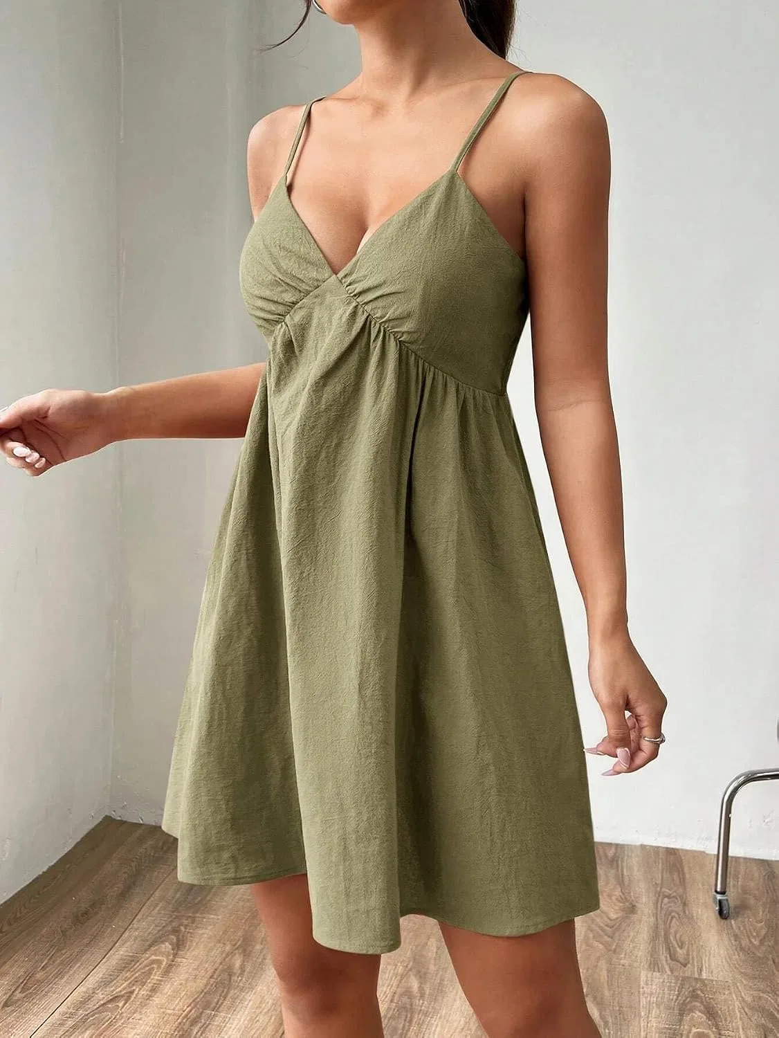 Женское мини-платье на бретельках с запахом, Army Green — фото 3