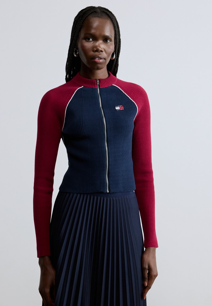 

Кардиган Tommy Jeans COLORBLOCK ZIP THRU CARDIGAN, Dark Night Navy/Dark Blue