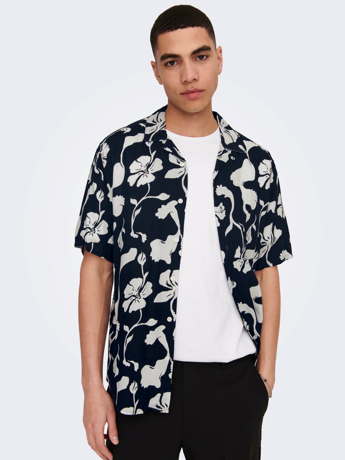 

Рубашка ONLY Freizeit Kurzarm Tropisches Blumen Print Shirt ONSDASH, темно синий