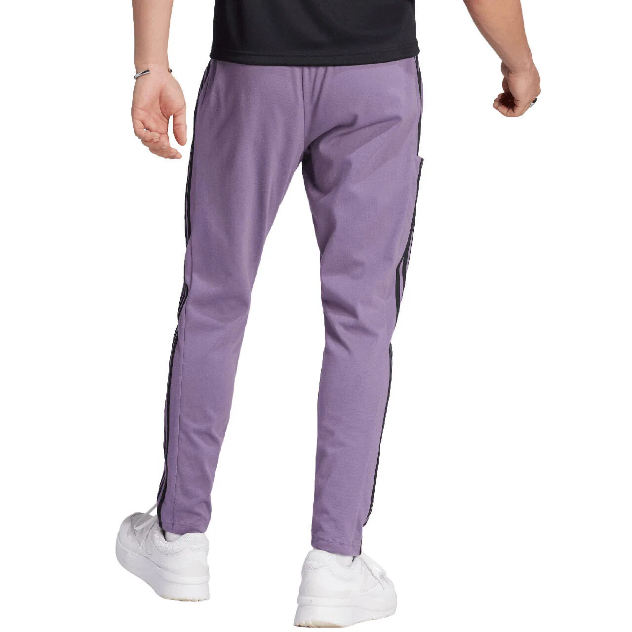 Мужские спортивные штаны с зауженным кроем adidas Essentials Tapered 3-Stripes, Konigliches Lila / Schwarz / Violett — фото 2