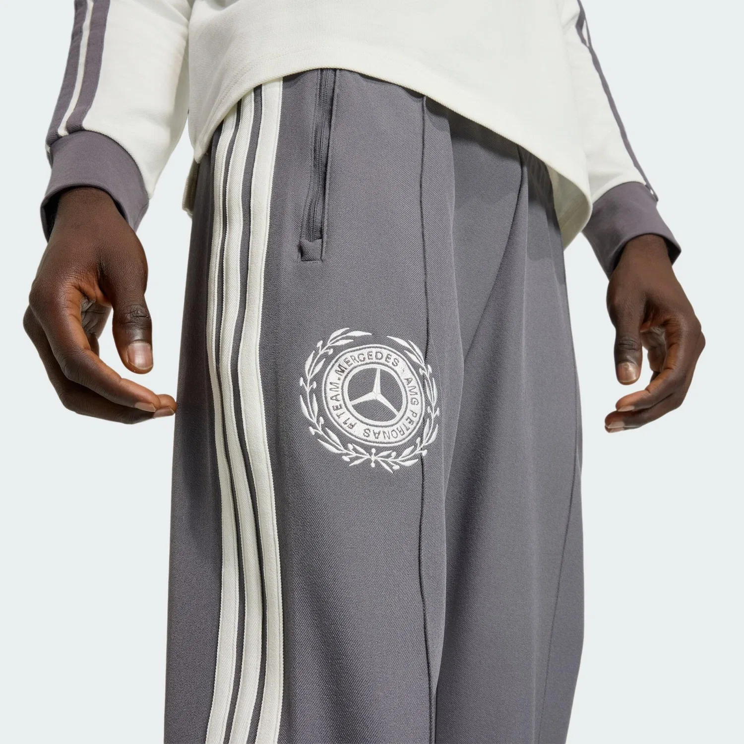 Мужские спортивные штаны с завязкой Mercedes-AMG Petronas Formula 1 Team Silver Arrows Icon Adidas, Grau Weiss — фото 4