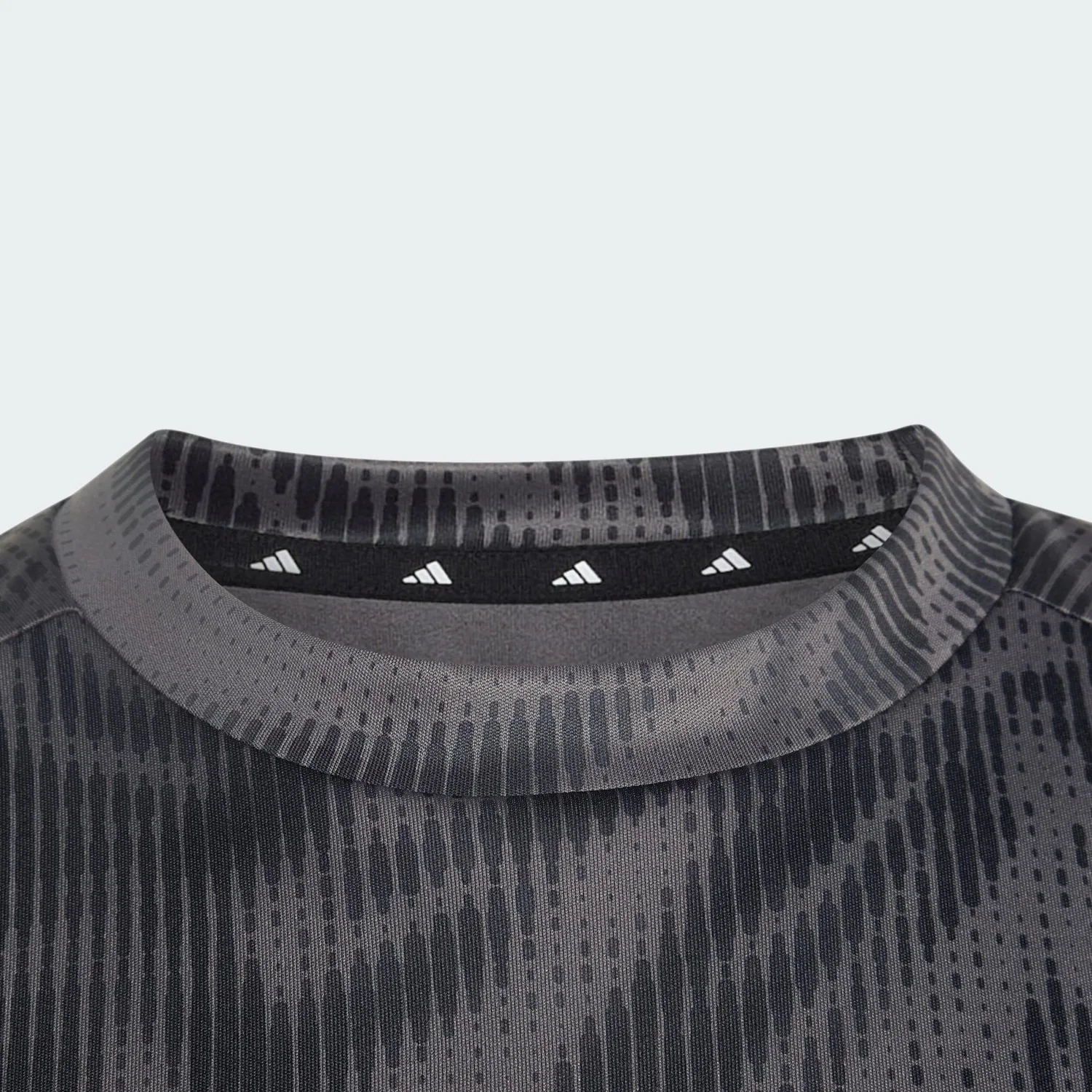 Детская свободная футболка Sport Icons Allover Grafik T-Shirt Adidas, Grau Schwarz Grau — фото 2