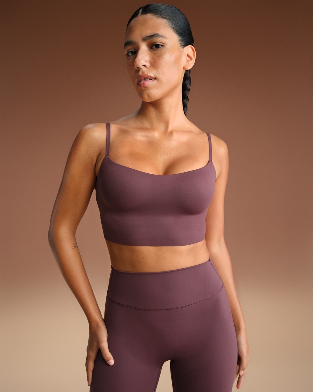 

Спортивный бра NikeSKIMS Matte Women's Cami Longline, смородиновый