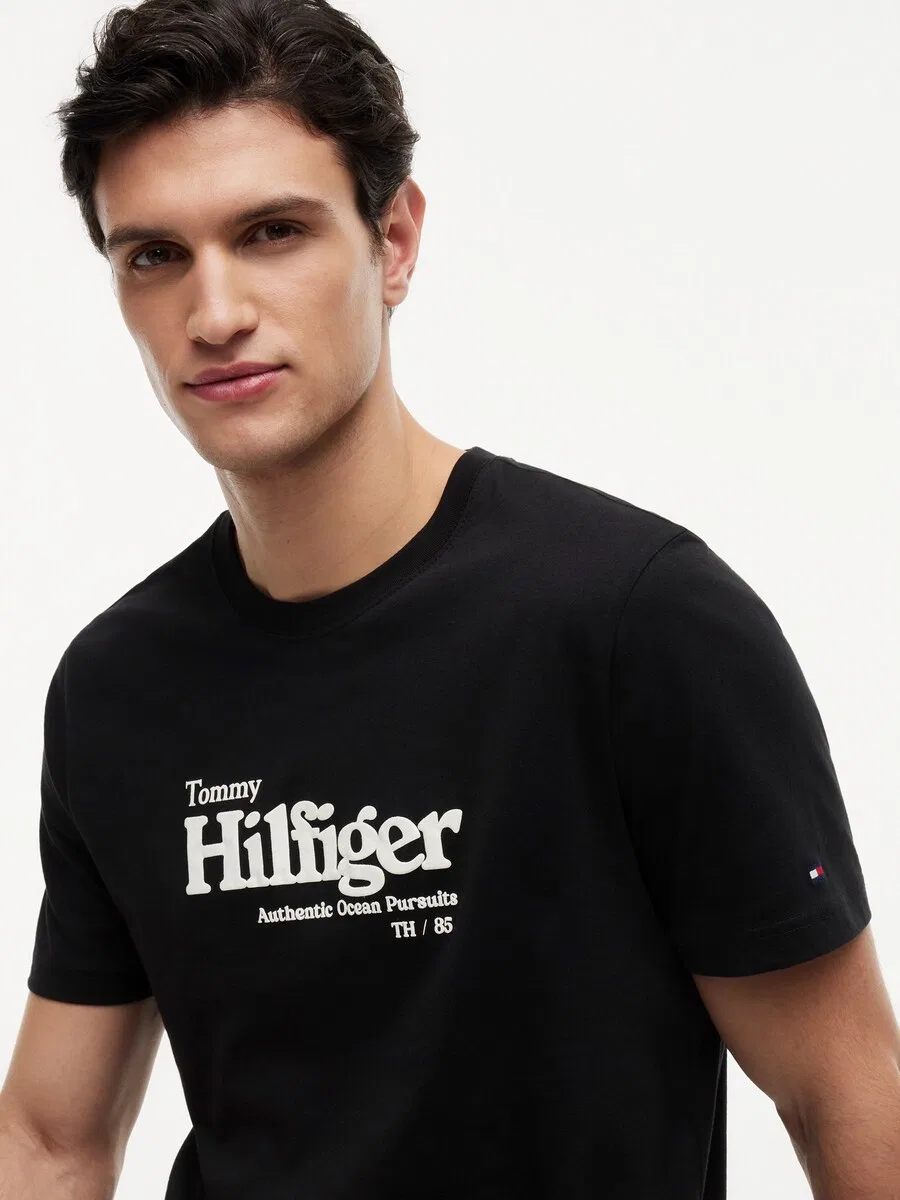 Футболка TOMMY HILFIGER с графическим логотипом, черная — фото 2