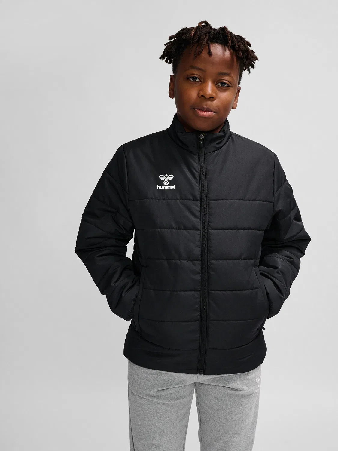 Детская куртка с водоотталкивающей пропиткой HMLESSENTIAL SHORT BENCH JKT KIDS Hummel, Schwarz — фото 4