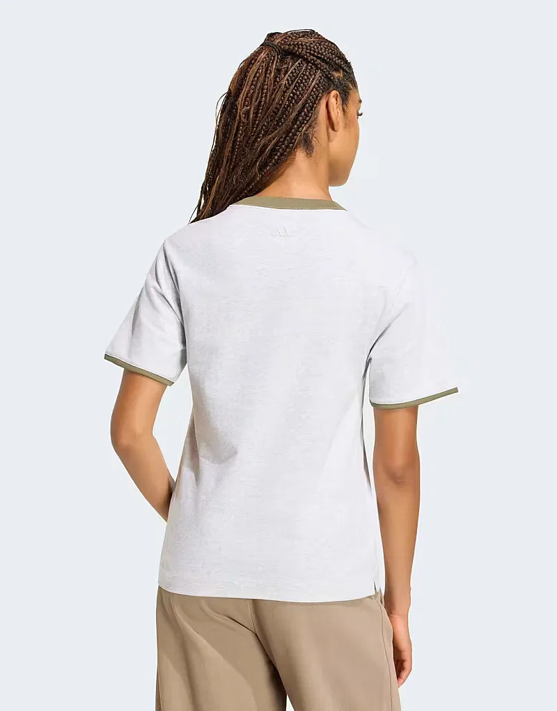 Футболка Adidas performance Seasonal essentials colorpop с вышитым графическим рисунком, светло-серый меланж/оливковый цвет — фото 2
