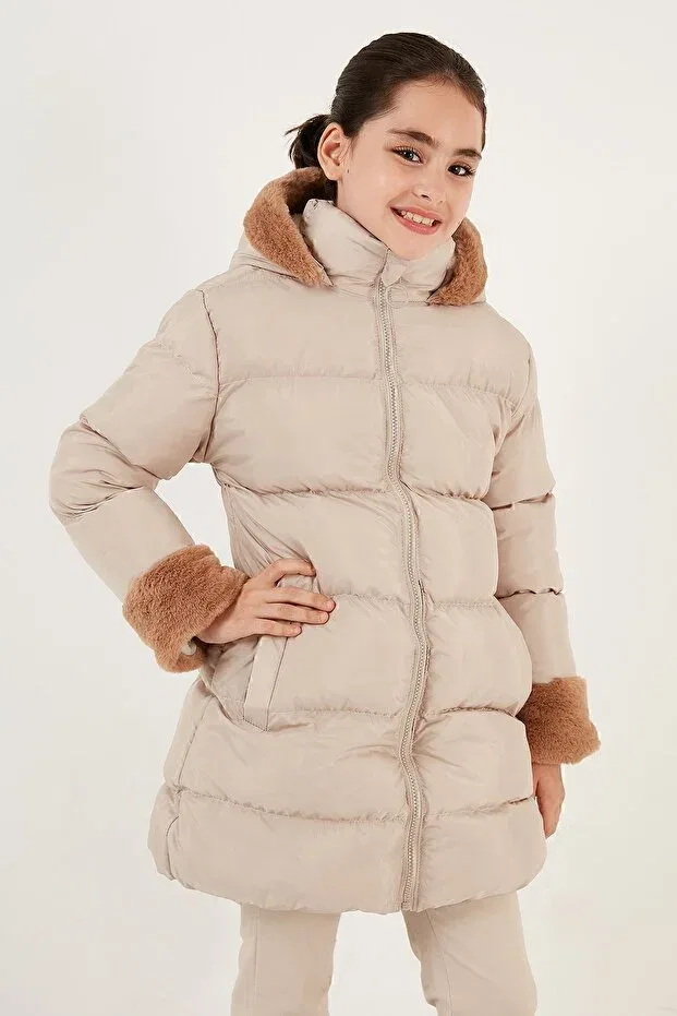 Детский пуховик с капюшоном Soft Lined Hooded Puffer Coat Lela, Beige — фото 4