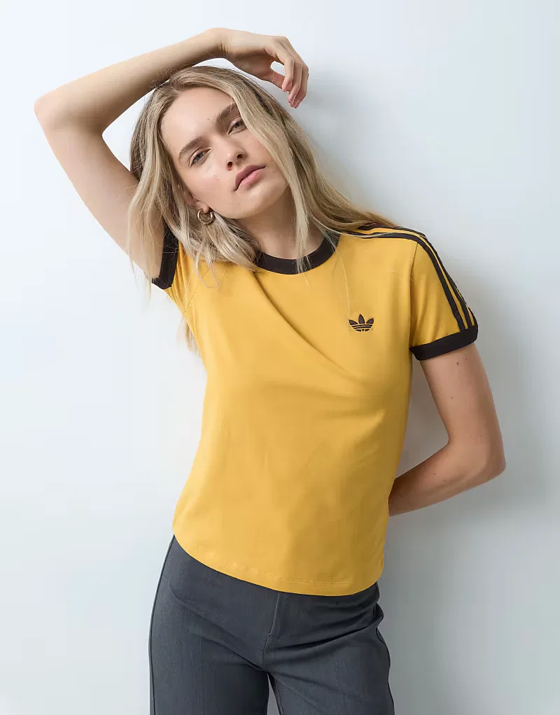Футболка Adidas Originals с тремя полосками, приталенного кроя, желтый и, коричневый