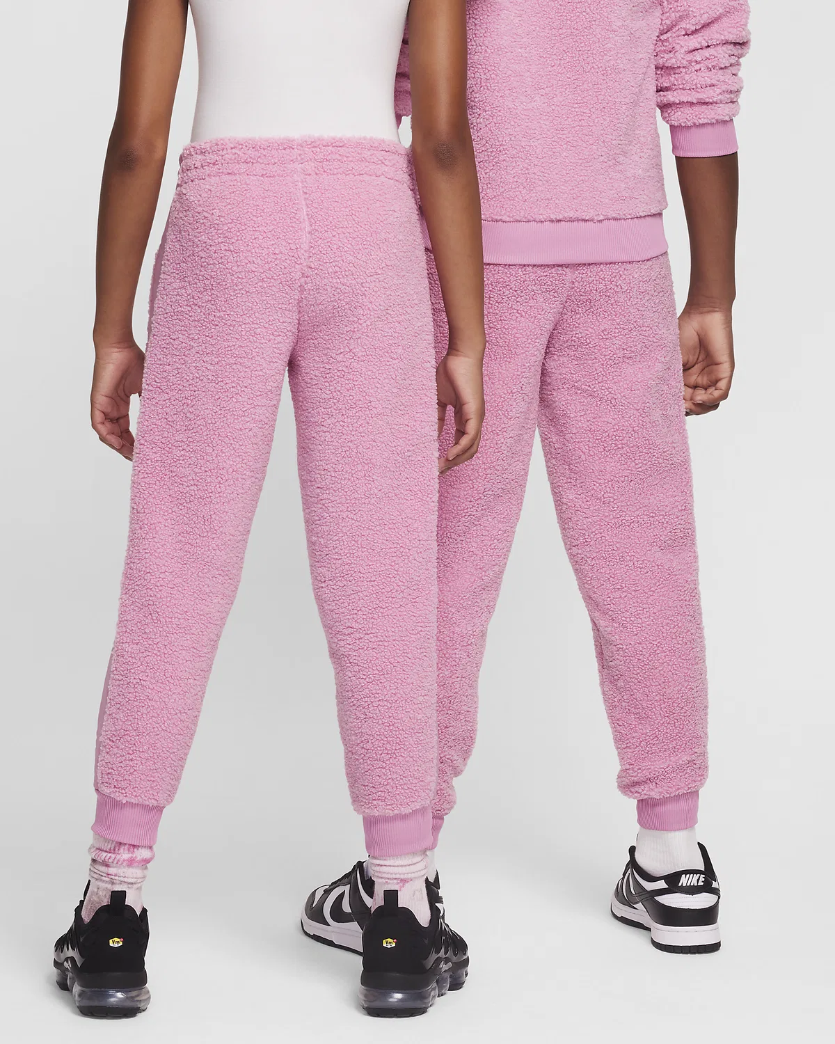 Детские зимние штаны Nike Sportswear Club Fleece, Magic Flamingo/Magic Flamingo/White — фото 2