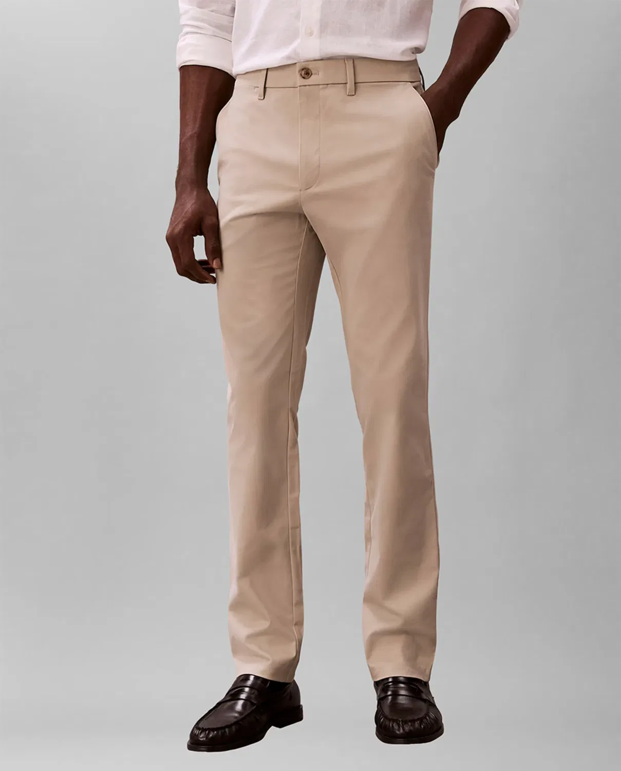 Мужские чиносы из сатина с зауженным кроем Calvin Klein, Gris Claro — фото 2
