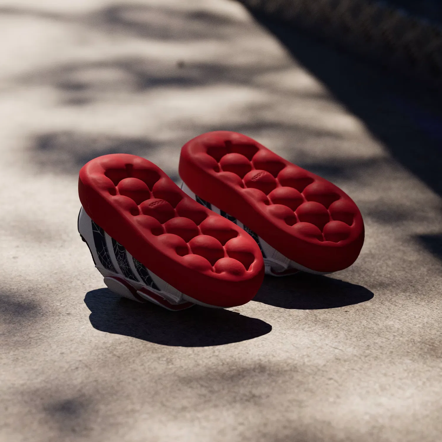 Детские кроссовки на липучках Marvel Spider-Man Grand Court Adidas Sportswear, белый с темно-синим и рубиновым — фото 4