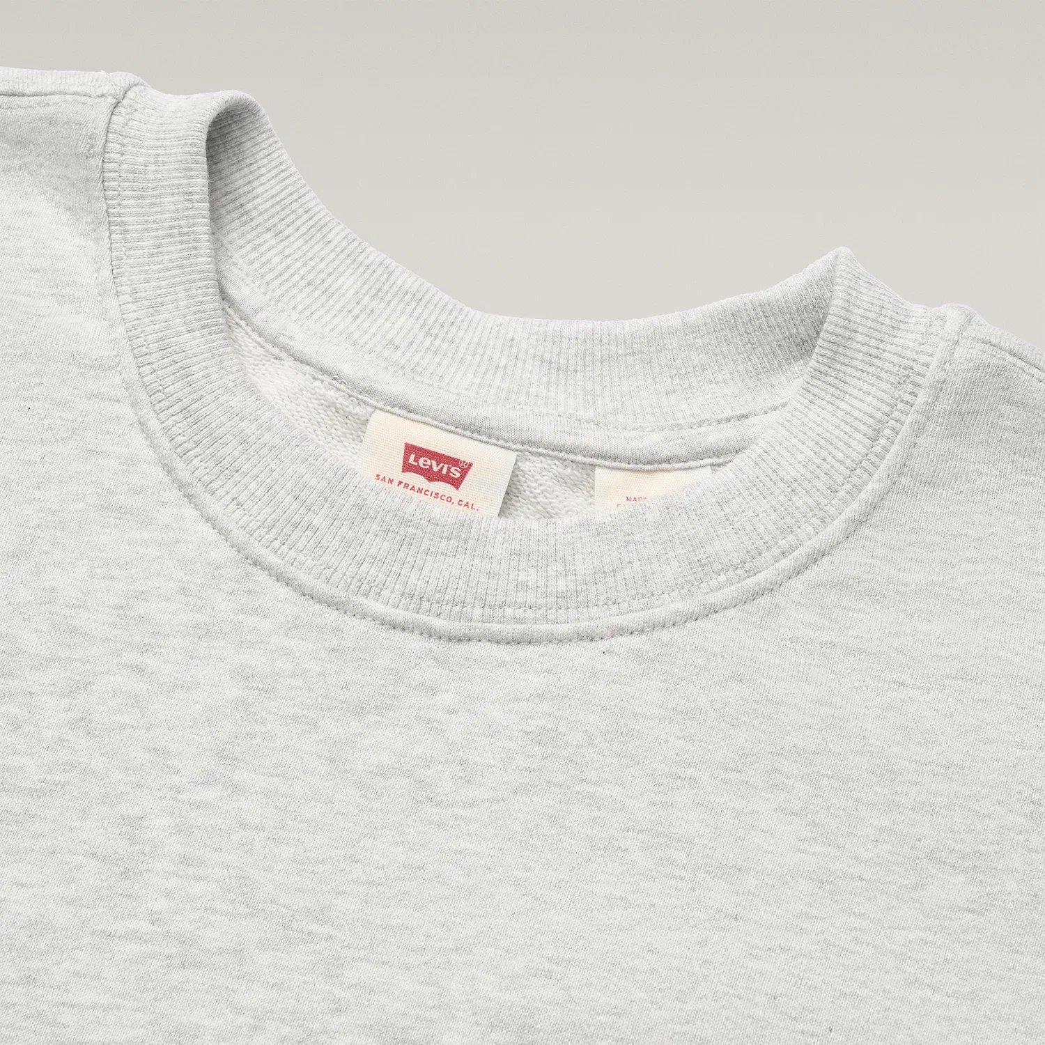 Женский свитшот серый с круглым вырезом Levis, Gray — фото 4