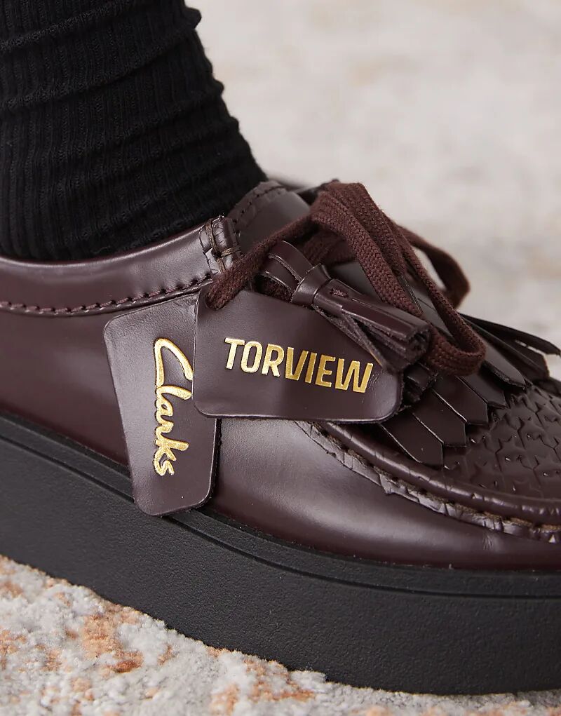 Туфли Clarks Torview из кожи с кисточками и узором «ёлочка» темно-фиолетового цвета — фото 3