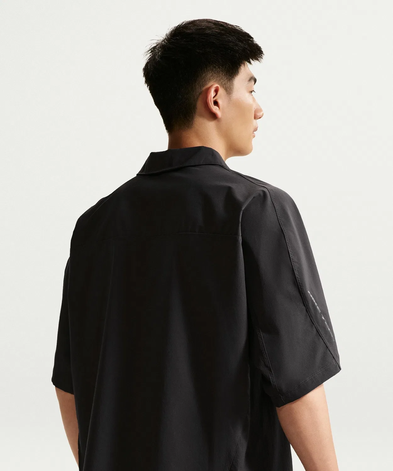 Мужская футболка с коротким рукавом Nike Dri-FIT UV Tech Sun Shirt II2351, черный — фото 2
