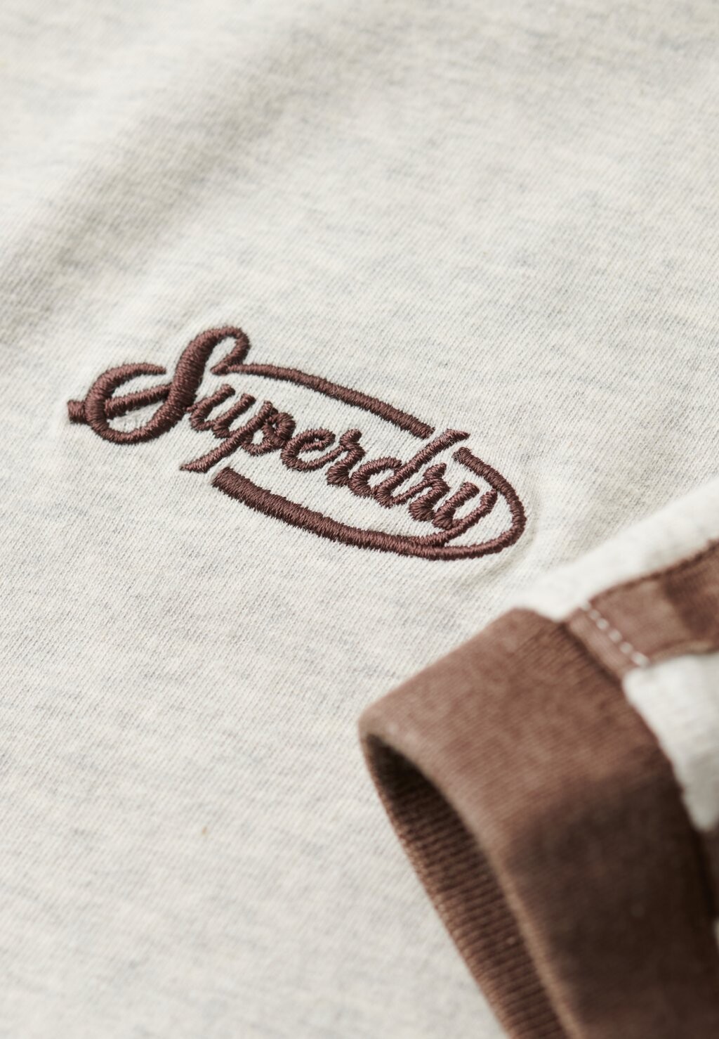 Футболка с принтом ESSENTIAL RETRO STRIPED  Superdry, светло-серый — фото 4