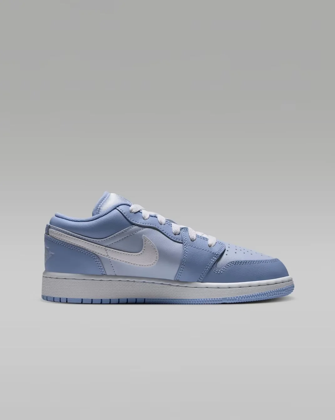 Кроссовки подростковые Nike Air Jordan 1 Low, голубой/белый — фото 2