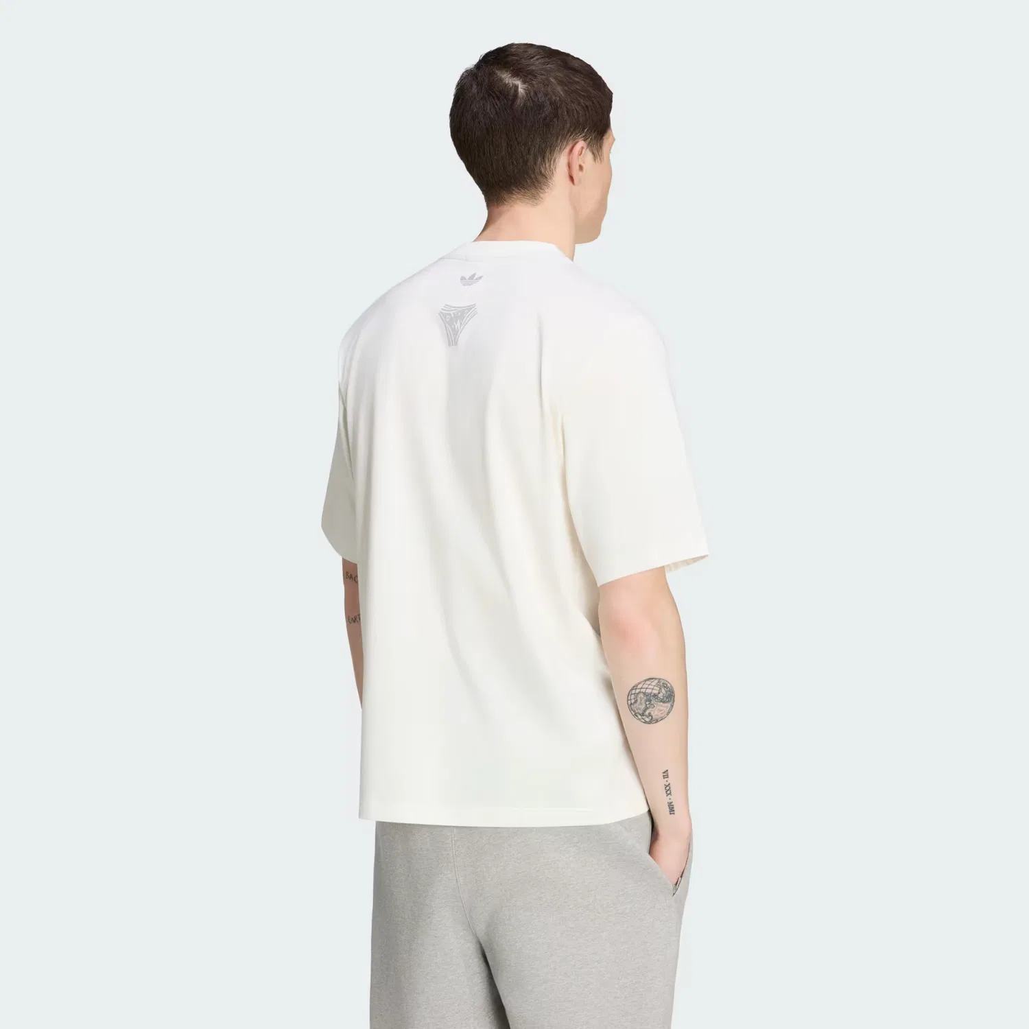 Мужская футболка с принтом свободного кроя Adilenium Season 5 Questra Adidas Originals, Off White — фото 2