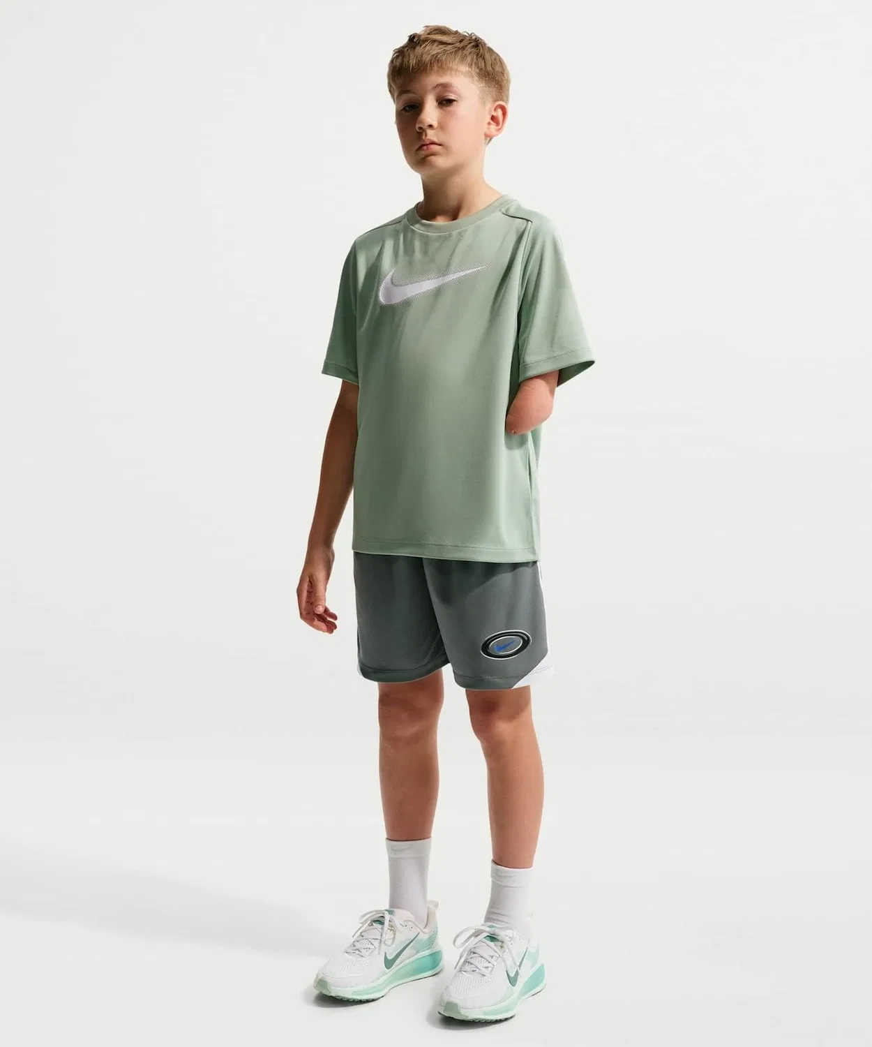 Детские шорты с быстросохнущей технологией Dri-FIT, модель Multi NIKE, Smoke Grey — фото 2