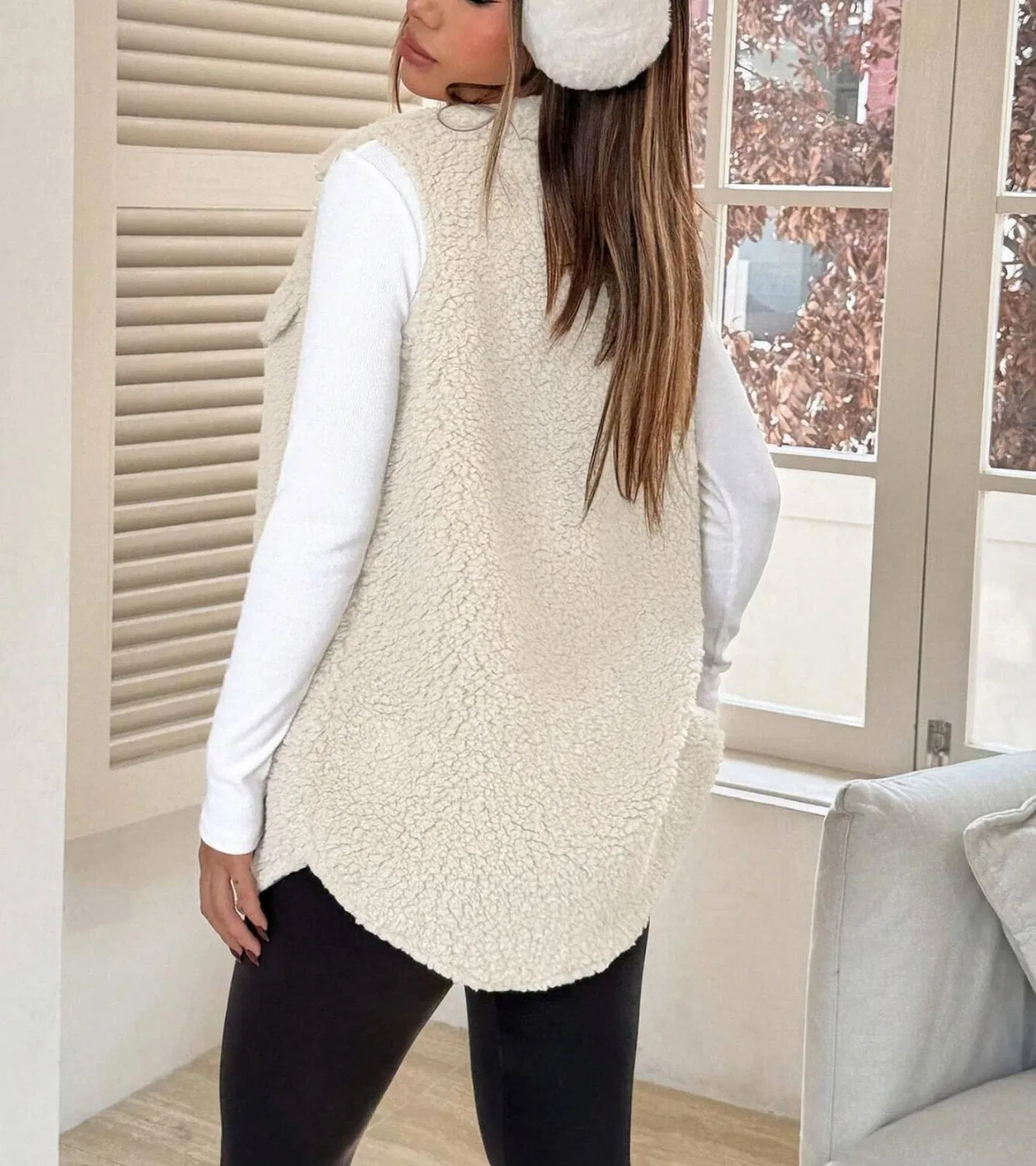 Женский жилет без рукавов с принтом из искусственного меха с карманами, white washed — фото 3