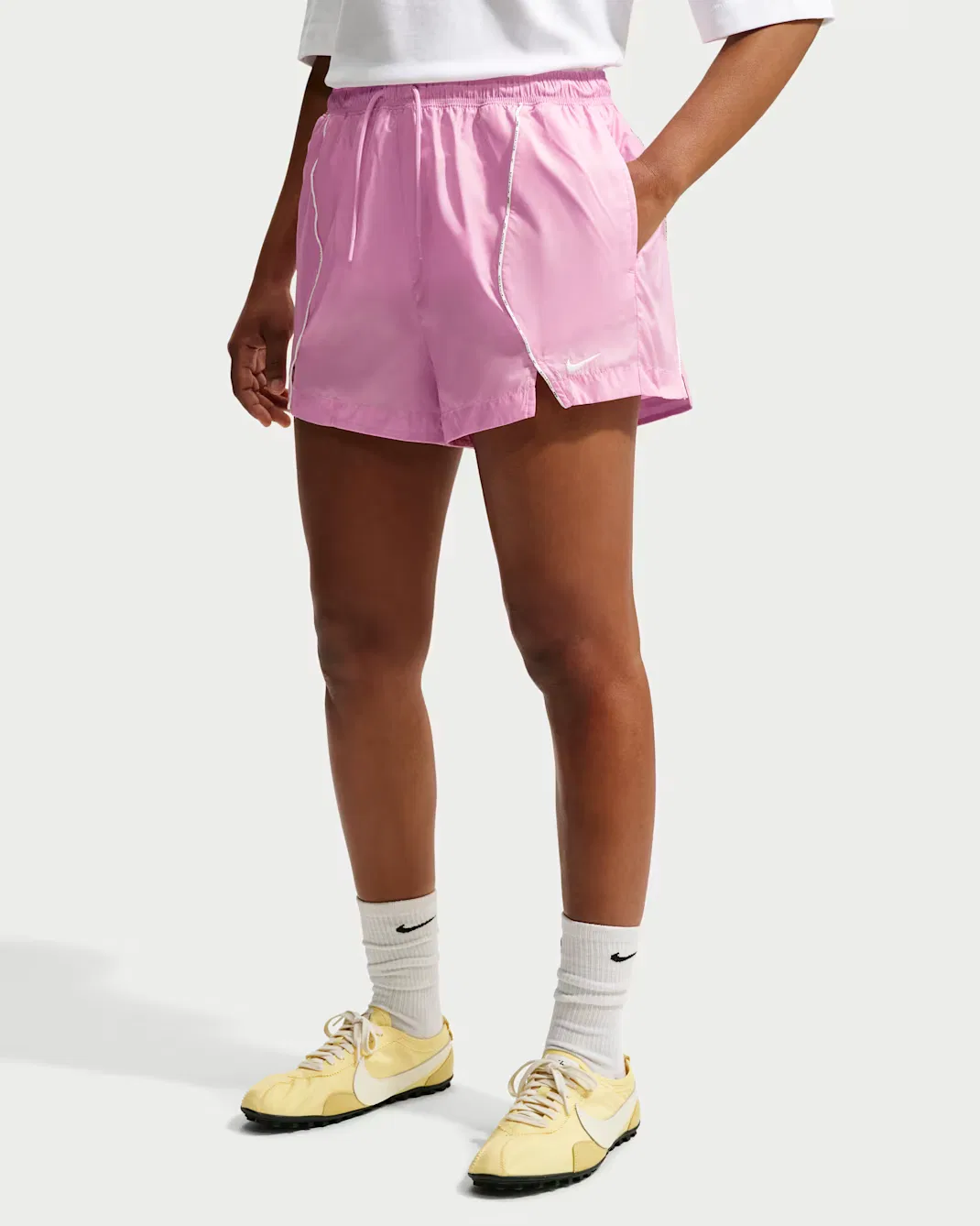 Женские свободные шорты средней посадки из водоотталкивающей ткани Nike Sportswear, Pink Rise/Sail/Sail — фото 2