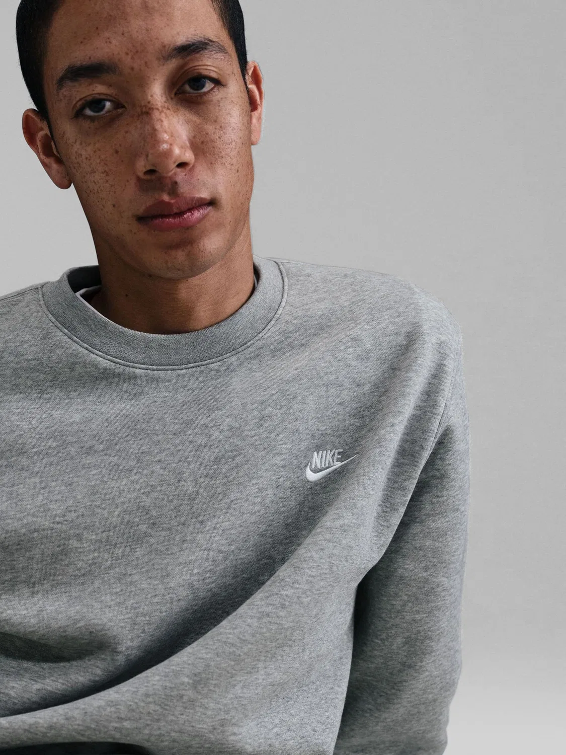 Темно-серый свитшот с круглым вырезом Nike Heather Club — фото 3