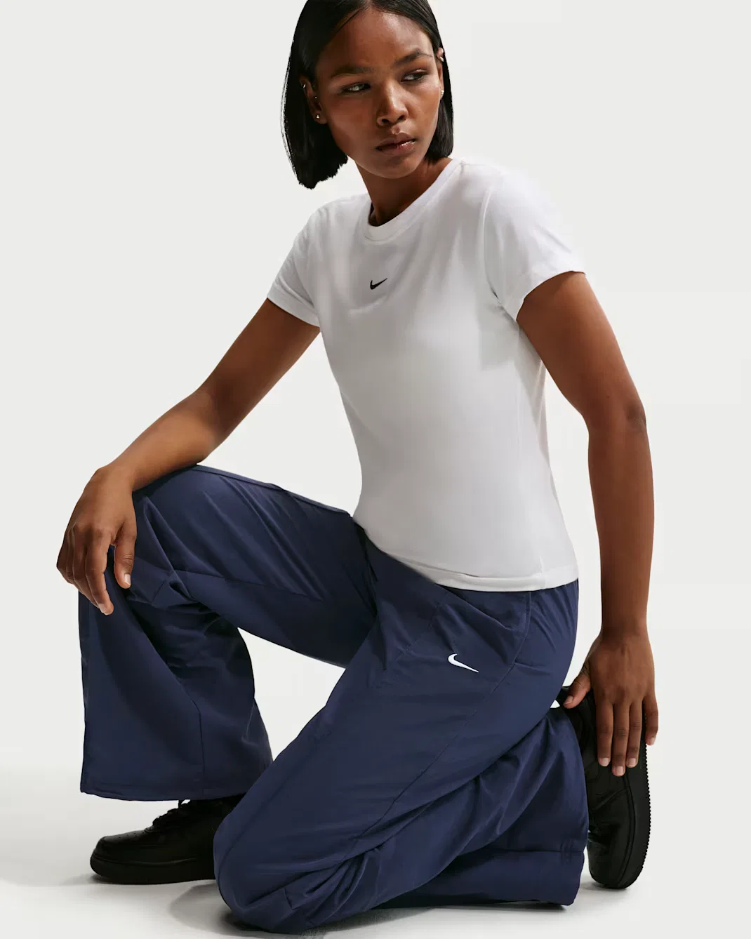 Женские брюки средней посадки с открытым низом Nike Sportswear Everything Wovens, Midnight Navy/Sail — фото 4